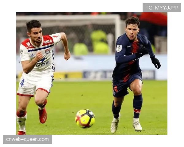 马赛主场对阵雷恩，极端球迷再次向场内投掷烟雾弹致比赛中断